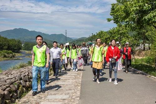 南坪河边吃瓜,街头巷尾的欢乐时光